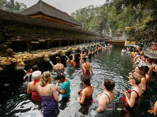 발리의 신성한 정화의 샘, 띠르따 음뿔(TIRTA EMPUL)의 온천